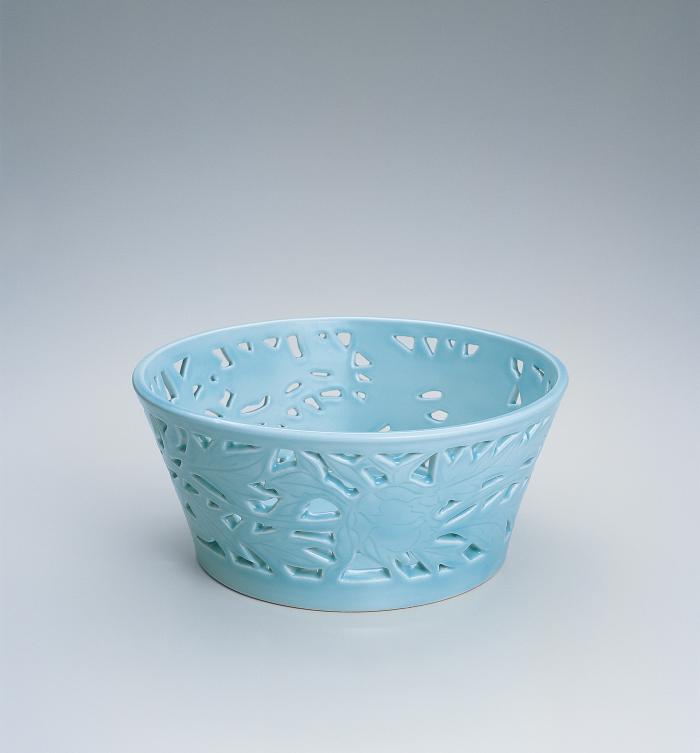 青白磁彫牡丹文鉢