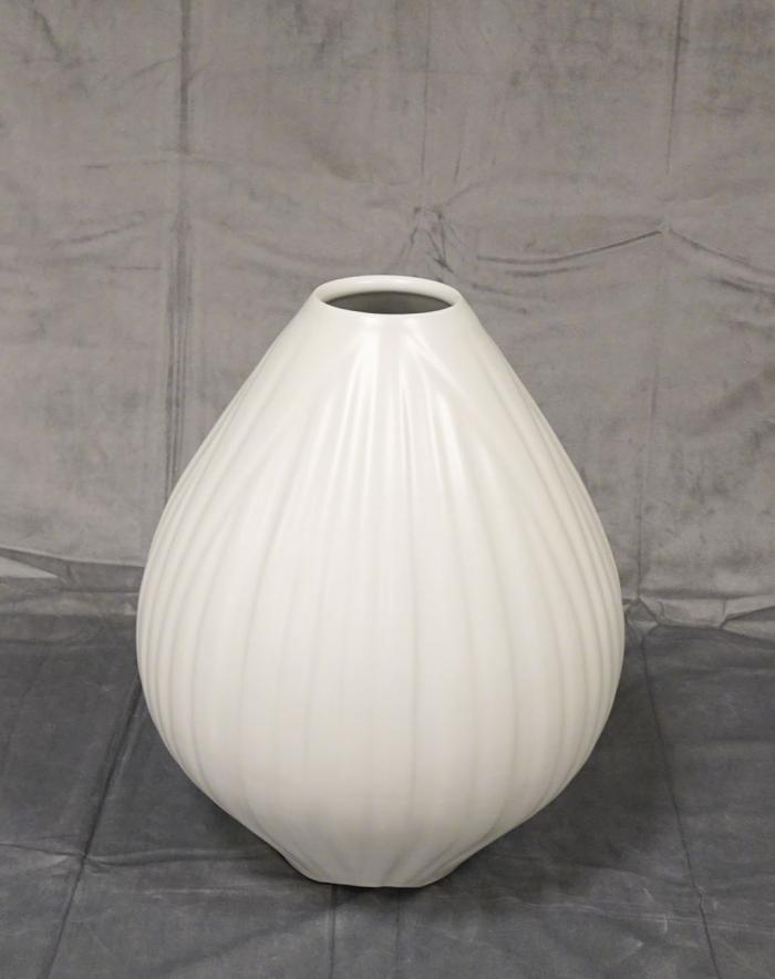 白磁彫文花瓶