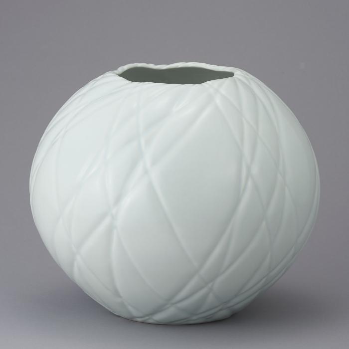 卵白釉瓷彫壺