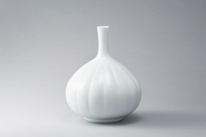 白磁菊彫文鶴首花瓶